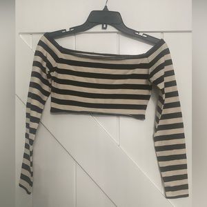 Preloved very cropped top in black /cream colors